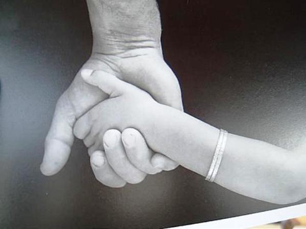 Main d'adulte tenant une main d'enfant : le guide